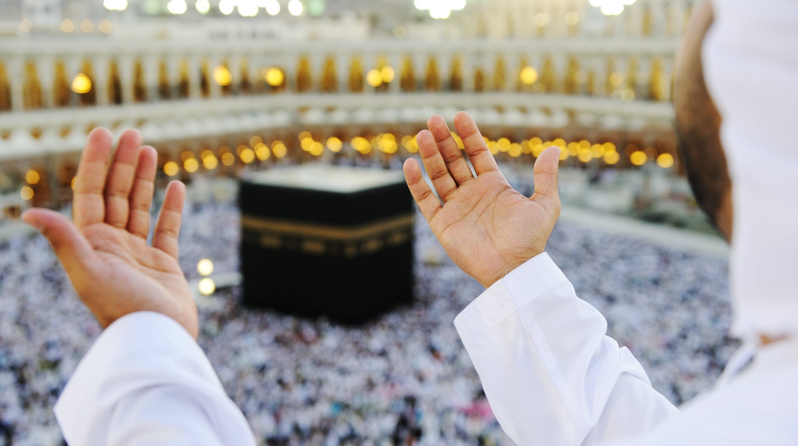 musulman priant mecque mains min